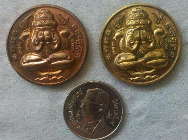 ชุดกรรมการพิเศษ เหรียญปิดตาพังพะกาฬ เนื้อทองสำริด (เนื้อพระบูชา) และเนื้อบรอนซ์ รุ่นปรกเกล้า แถมเหรี